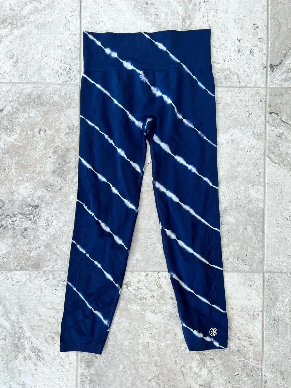 Tory Burch Tory Sport Shibori Tie-Dye Seamless 7/8 Legging in Navy Blue/White, M